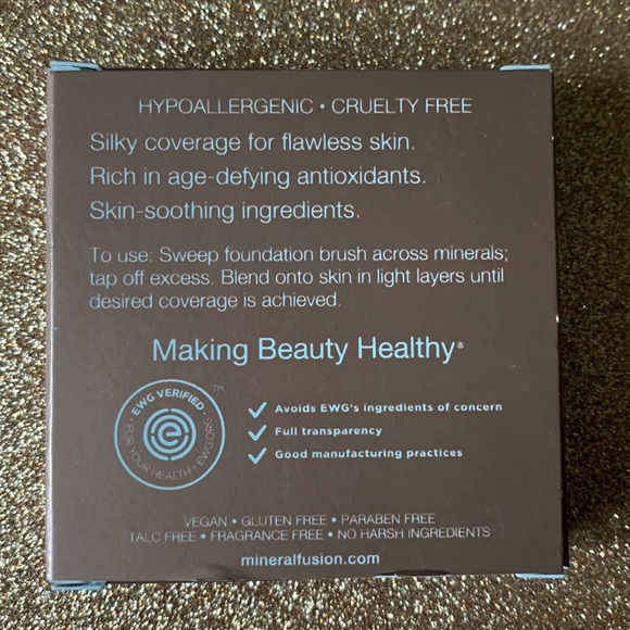 Pressed Powder Foundation with Buildable Coverage in Neutral 3- Light Beige - Picture 2 of 3